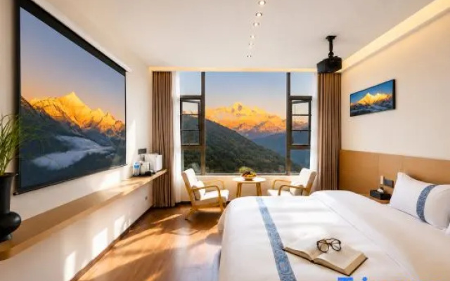 Snowland Suiyuan · Snowland View Hotel (Meili Snow Mountain Feilaisi Scenic Area Branch) — 2-star hotel in Deqin