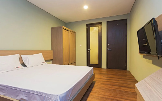 RedDoorz near Lippo Village