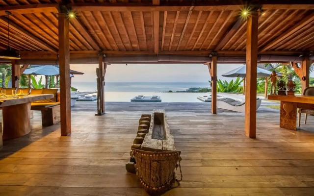Palatial Wooden Villa, 4br, Lovina