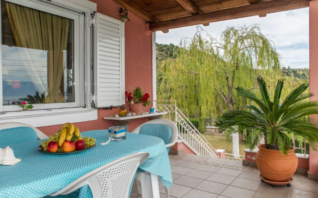 Country house with panoramic view and beach access