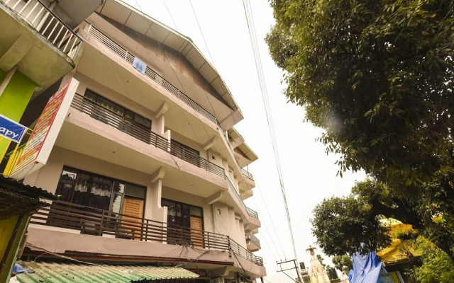 Raku's Place by OYO Rooms