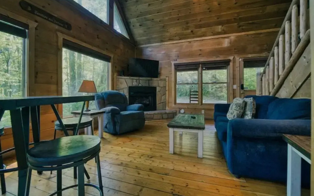 Cabin in Nature w/ Hot Tub & Games!