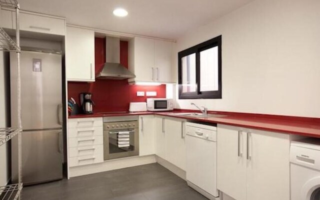 Spacious Apartment for Families Near Park Guell