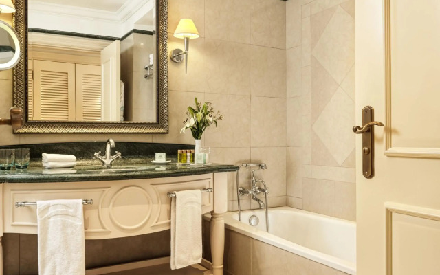 Aphrodite Hills Hotel