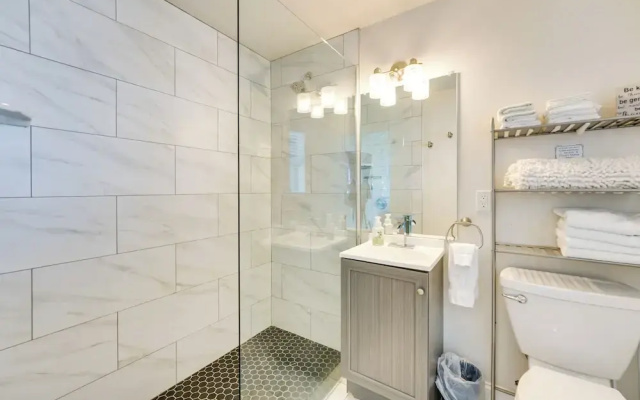 Serene Riverfront St. Clair Studio: Walk to Dtwn!