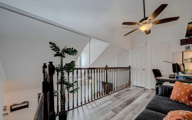 Upscale 1BR Condo in Med Center