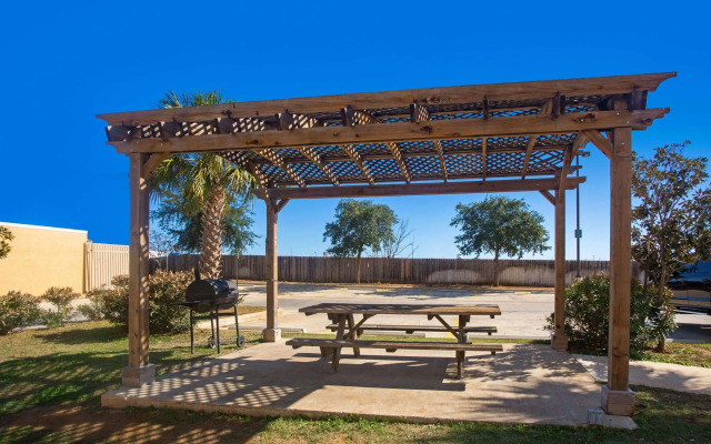 La Quinta Inn & Suites by Wyndham Pearsall