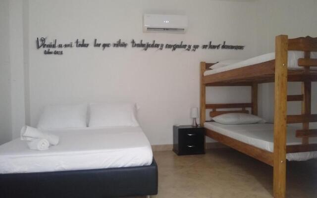 Basilica Hostal y Cafe - Hostel