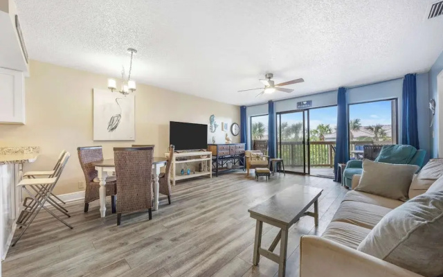Treetop Beach Condo Sleeps 7!