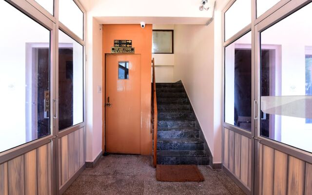 OYO 13586 Hotel Monarch
