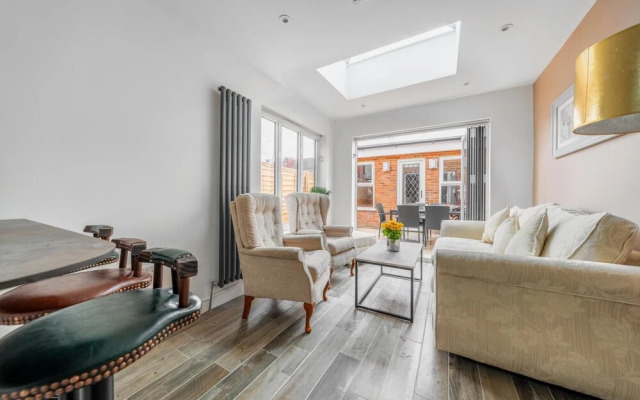 Stylish & Sleek 3BD Home Including Guest House in Southall