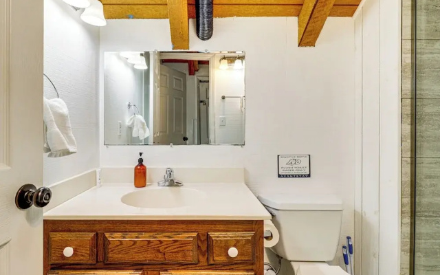 Pet-friendly Gatlinburg Cabin w/ Hot Tub!