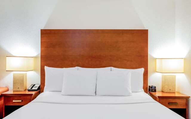 La Quinta Inn & Suites by Wyndham Danbury