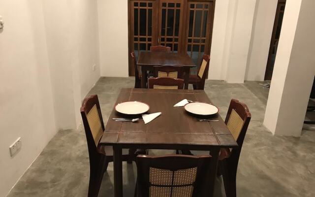 Canalside Villa & Guest House