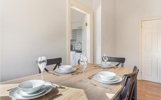 Modern 2 Bedroom Apartment with Free Parking!
