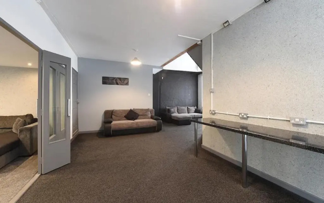 Penthouse Warehouse Slps 18 (61)