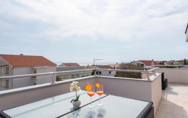 Beautiful penthouse for 8 close to city center