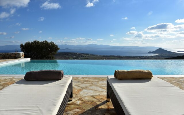 Panoramic three villa complex with helipad by VillaRentalsgr