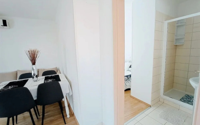 Cute apartment in stone house near sea