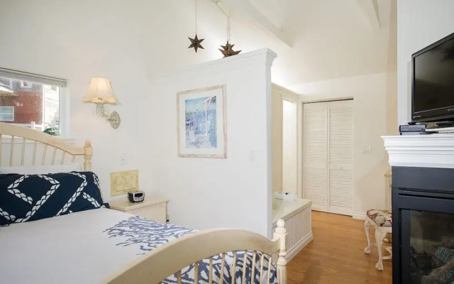 Rememberance Studio cottage by RedAwning