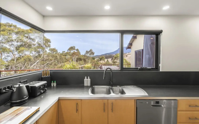 Tree Top Views - 4 Bedroom House