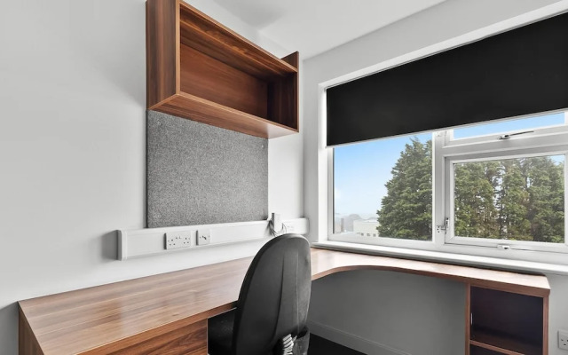 5 Bed Apartment @ Derriford Stays by Pureserviced