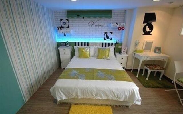 Glass House B & B