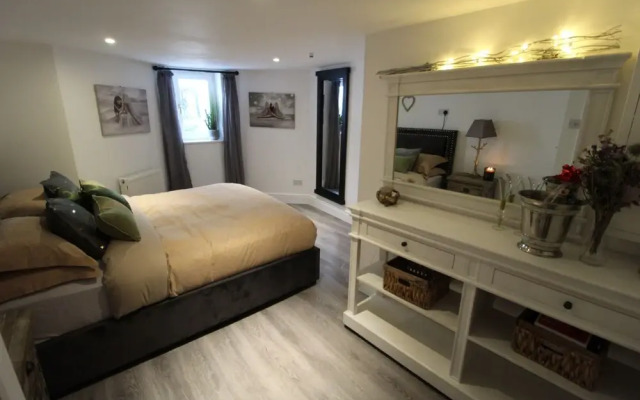 Beautiful Cosy 1 Bedroom Basement Apartment