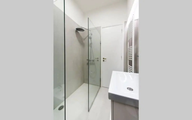 Elegant 3 bd apt, in the most prestigious area.