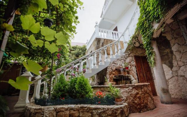 Laura Guest House