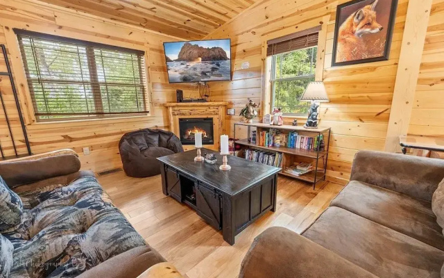 Foxes' Den Cabin with Private Hot Tub and Arcade Game by RedAwning