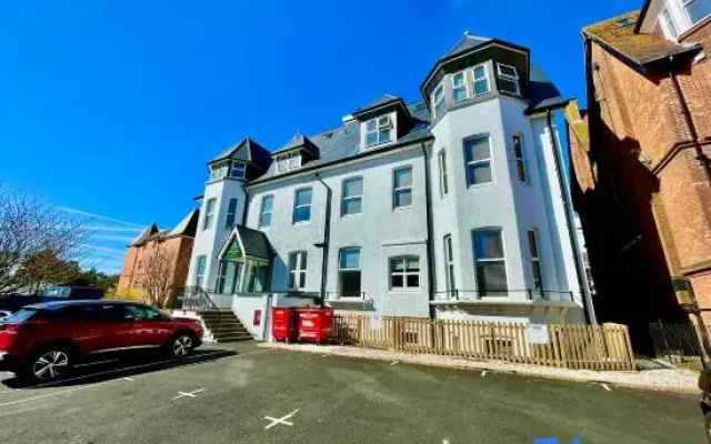 Sea View 2-Bed Family Apt w/ Free Gym & Parking
