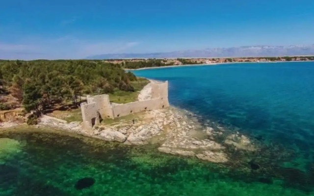 Vibrant Apartment in Vir near Sea