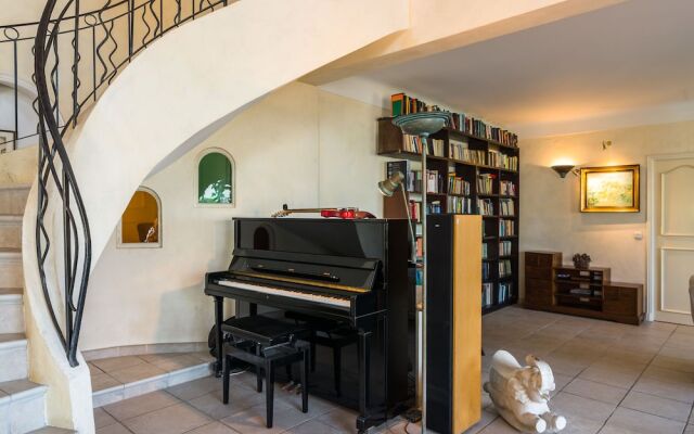 Spacious Villa in La Gaude With Swimming Pool
