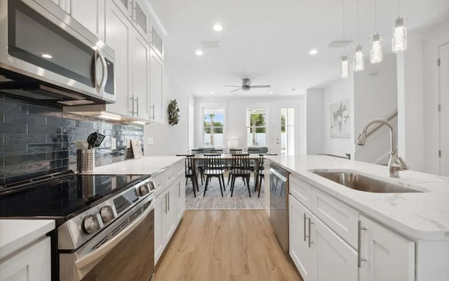 Blissful Getaway 4 BDR Whole Home Heated Pool!