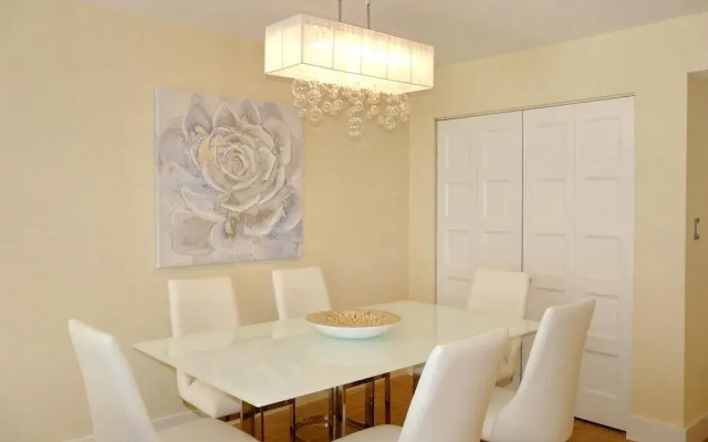 Inviting Condo on Beach With Pool and Tennis Courts