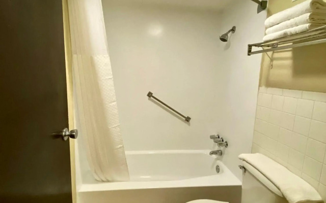Super 8 by Wyndham Shawnee