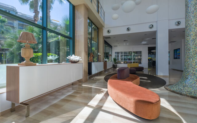 Hotel California Palace