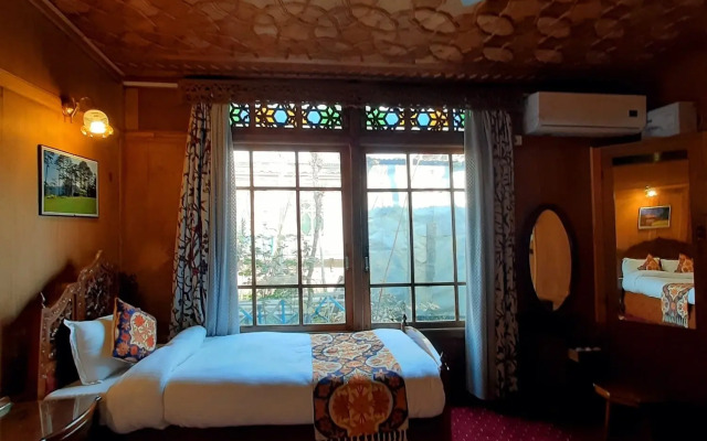Badyari Palace Group of Houseboat