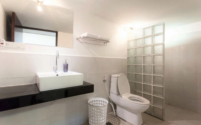 The Reef Hotel & Studios
