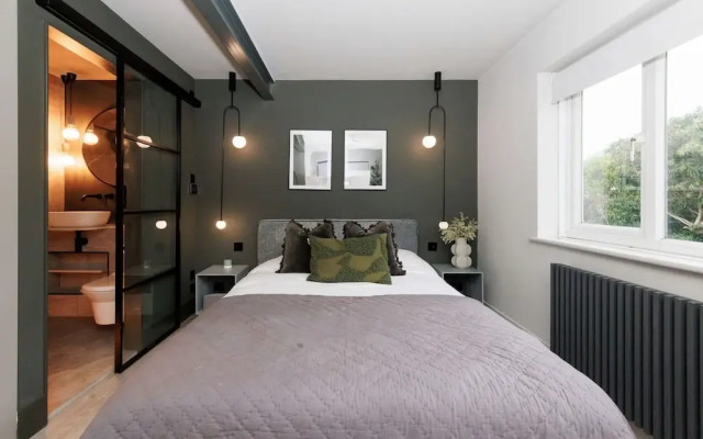 Stylish 4 Bed Home Close to Beach