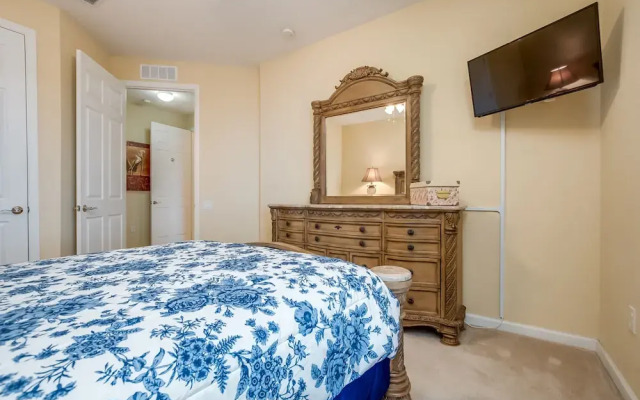 Villa Manuel Lakeview  3 Bedroom Condo by RedAwning