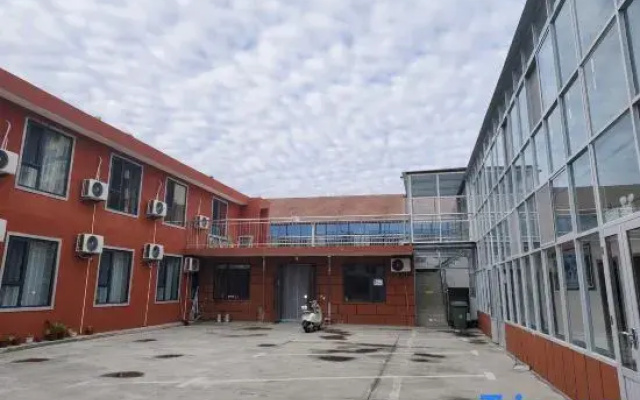Xinjinlong Holiday Hotel (Linzhou Avenue Bus Station)