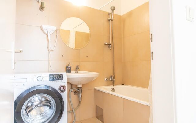 Friendly 2BR Apt- Near Rennweg