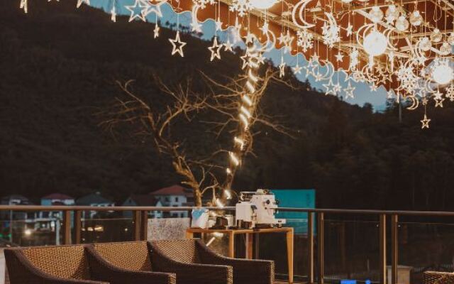 Yunshang Grassland Fengsheng three time hot spring holiday villa