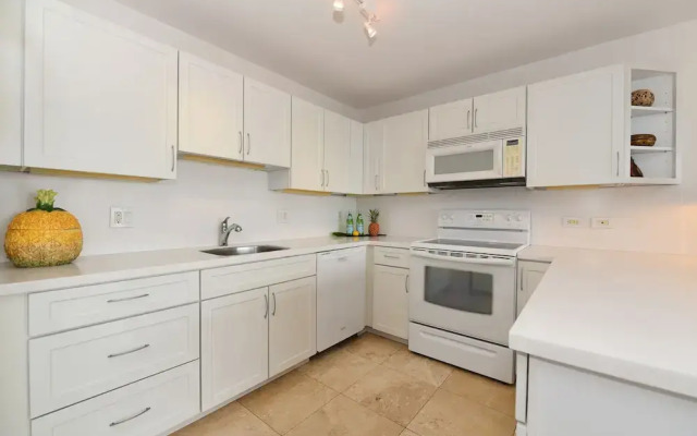 Lahaina Roads #205 1 Bedroom Condo by Redawning