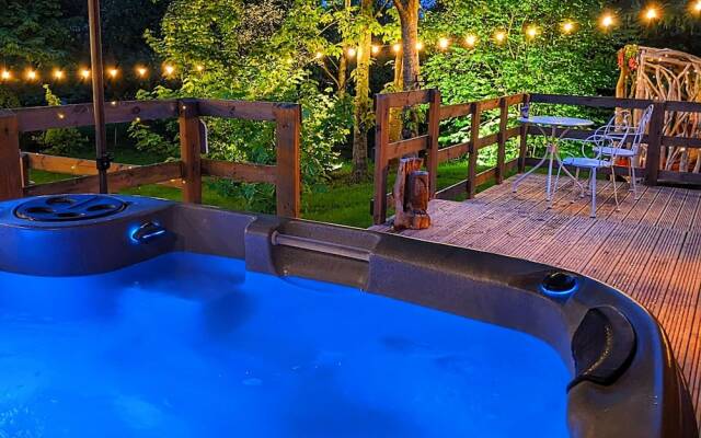 Owl Lodge With Hot Tub and Massage Treatments