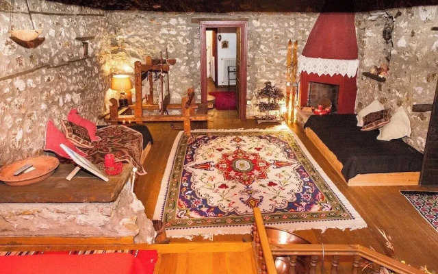 260m2 Unique Mountain House in Lilea Parnasos
