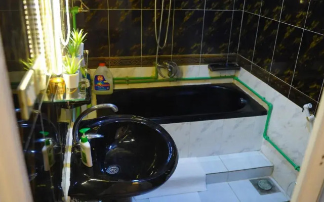 Spacious 2 Bedroom Apt Viewing the Holy Nile