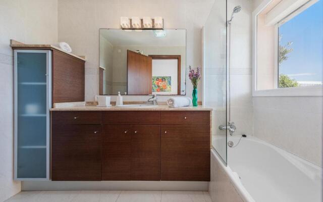 Vistafar - Private Pool & Only 50m to the Sea